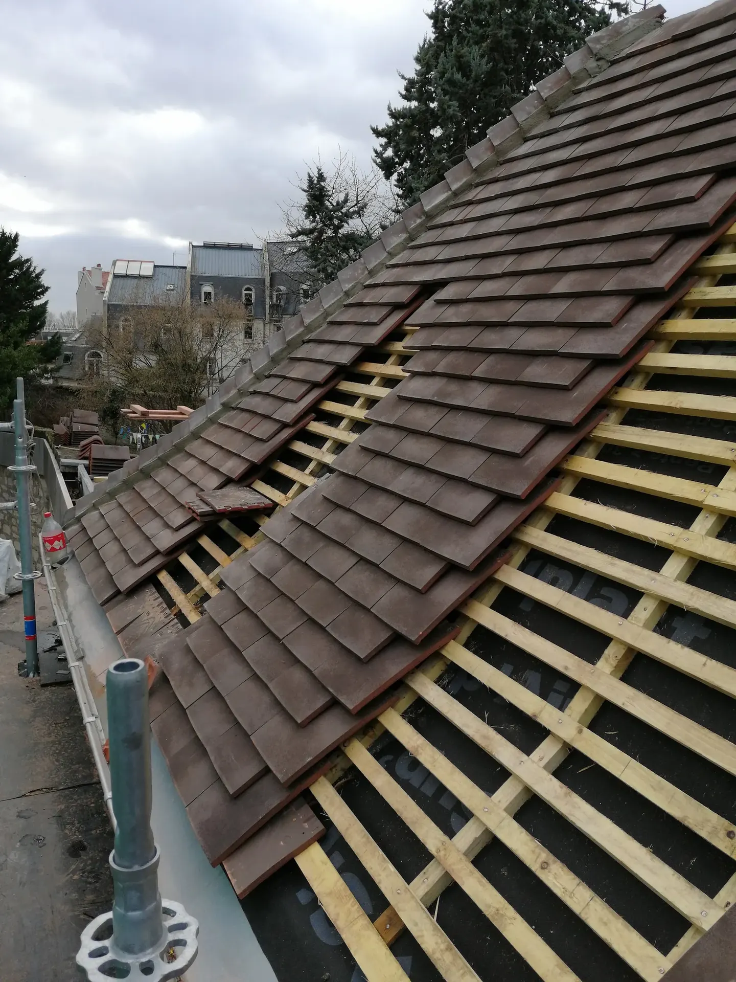 Toiture en ardoises déposée et mise à nu pendant une intervention
