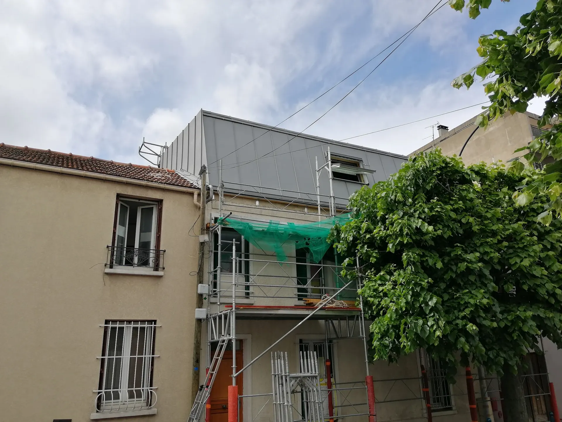 Façade d'étage habillée de zinc à joints debout sur une maison de ville