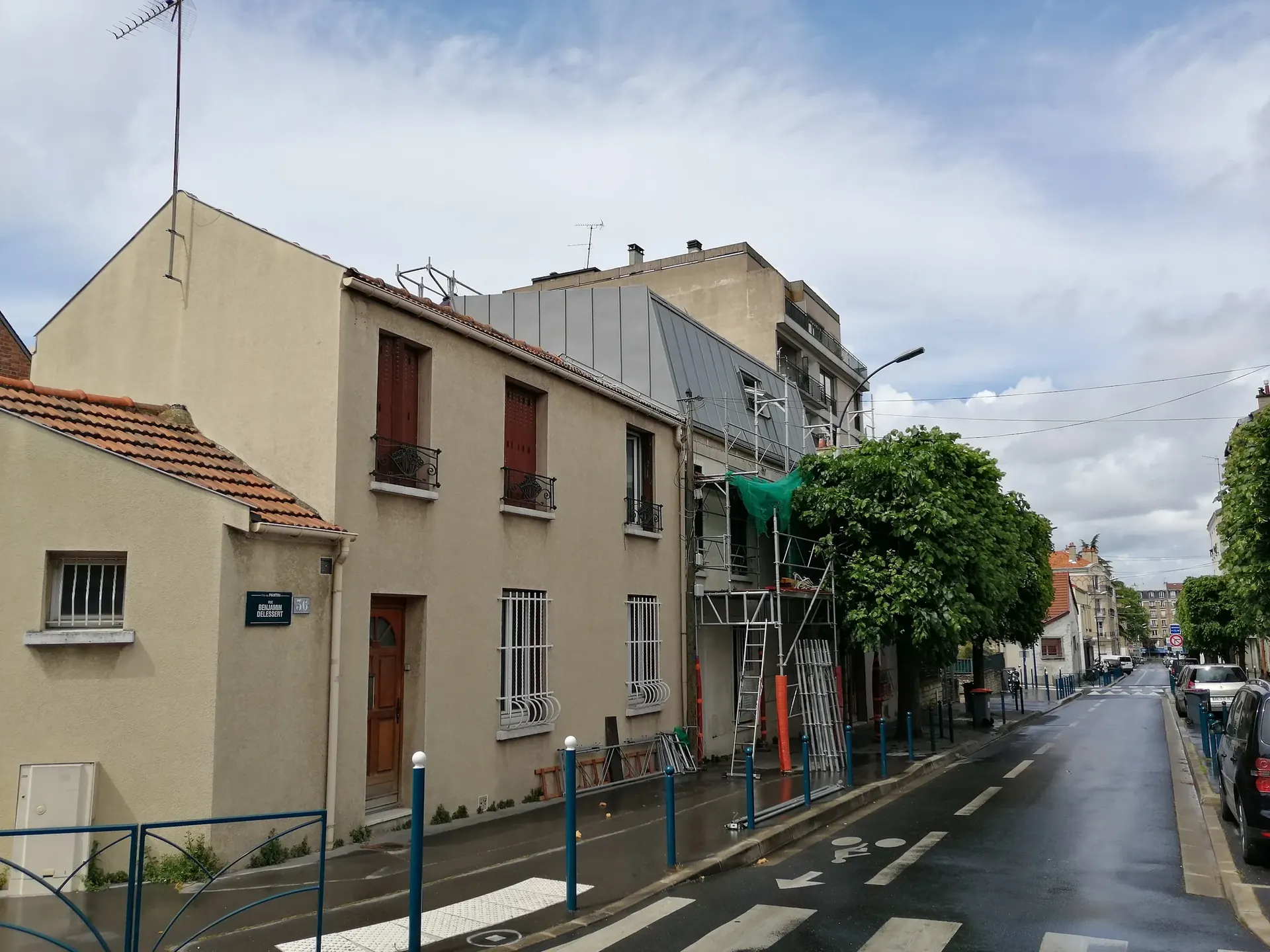 Étage habillé de zinc sur une façade de rue, vue d'ensemble du chantier