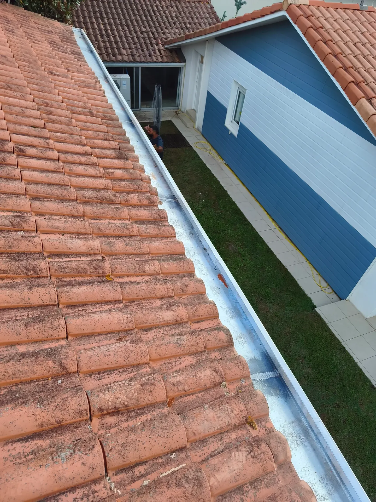 Toiture en tuiles avec rive en zinc, couverture réalisée dans les Landes