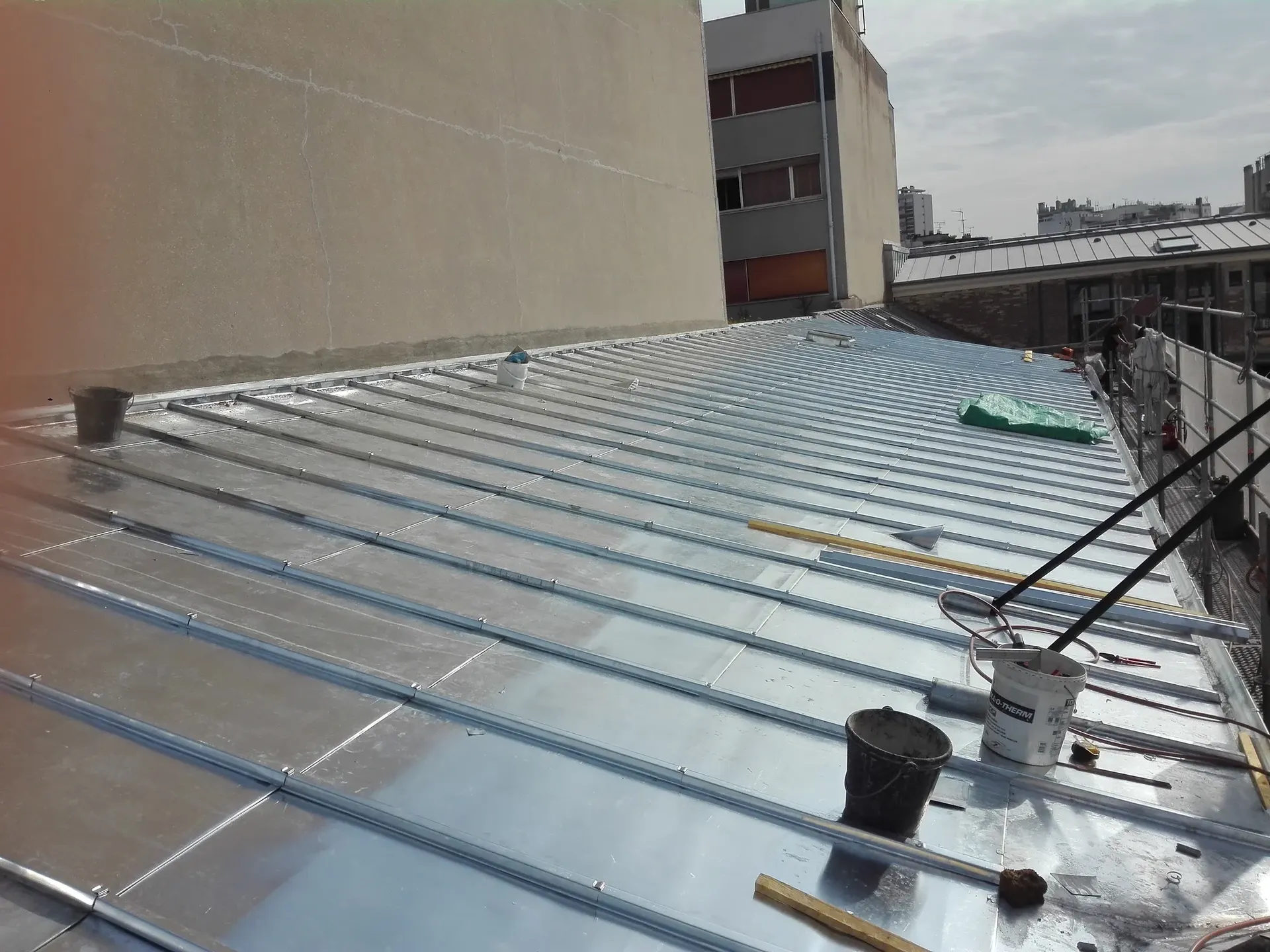 Toiture entière en zinc à joints debout sur un immeuble